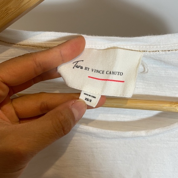 Two by Vince Camuto Flowy Batwing Top - Picture 2 of 9